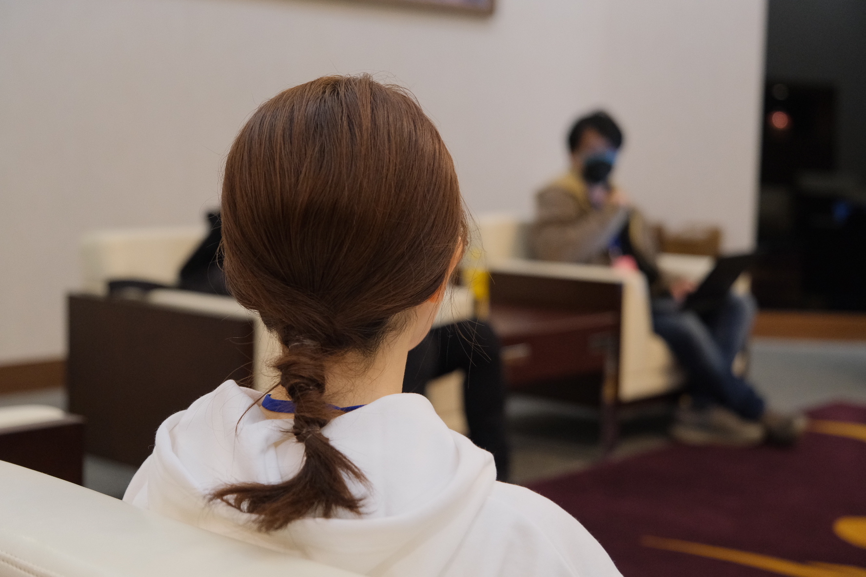 The back view of Skip and Loafer manga artist Takamatsu Misaki